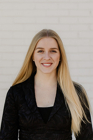 Laken-Headshot-1086