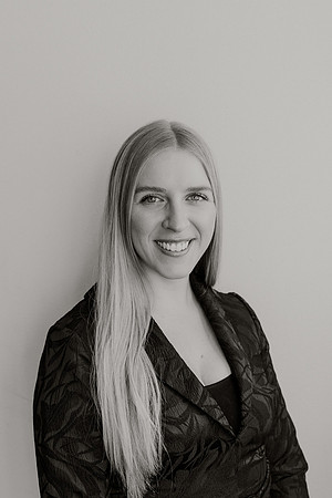 Laken-Headshot-Proofs-1012