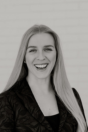 Laken-Headshot-Proofs-1046